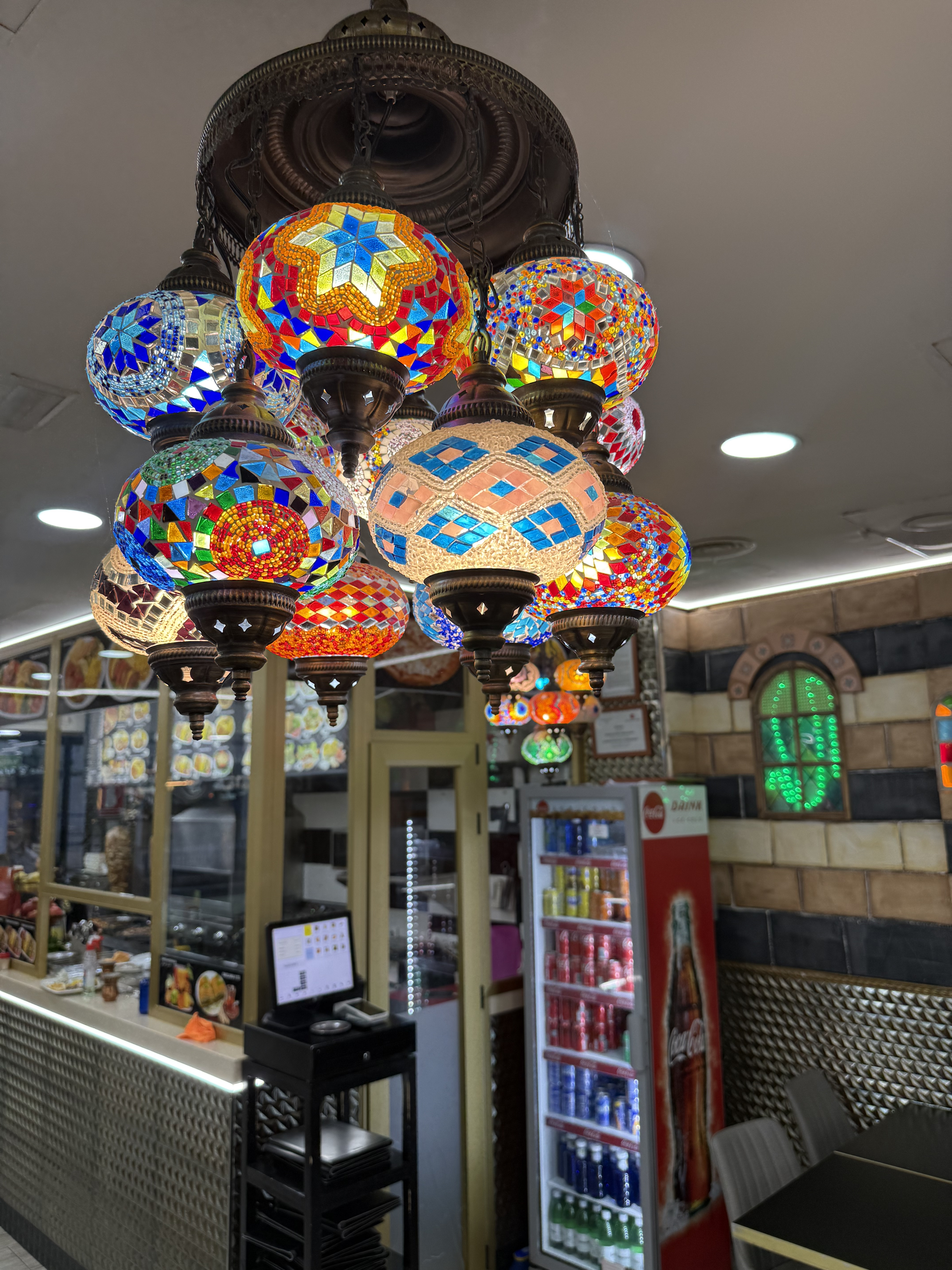 Interior del restaurante con lámparas orientales de mosaico